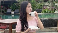 Menikmati secangkir kopi hangat di pinggir kolam renang menjadi gaya Diva untuk bersantai. Ditambah suasana puncak yang sejuk, kopi yang hangat rasanya begitu sempurna. Foto: Instagram/divasiregar_