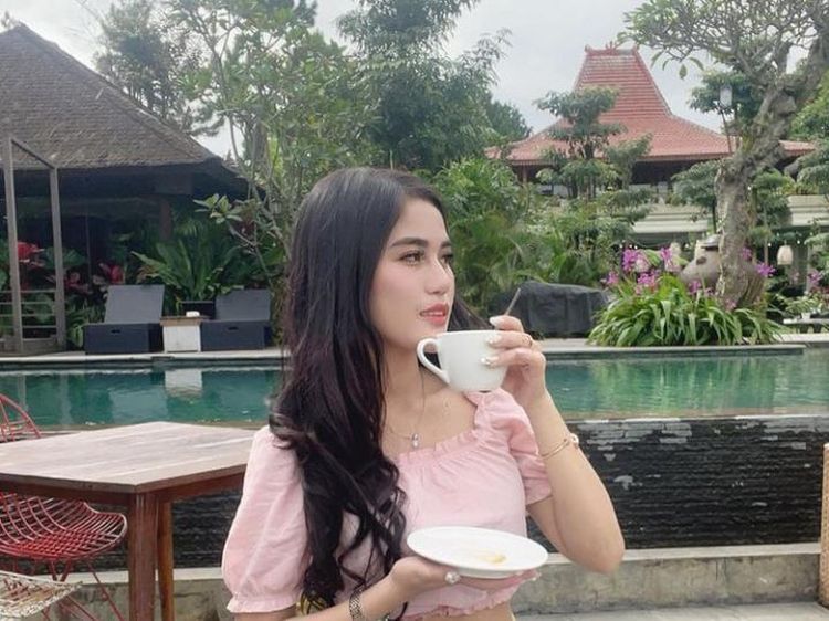 Seksinya Diva Siregar, Fans Hotman Paris yang Hobi Ngopi