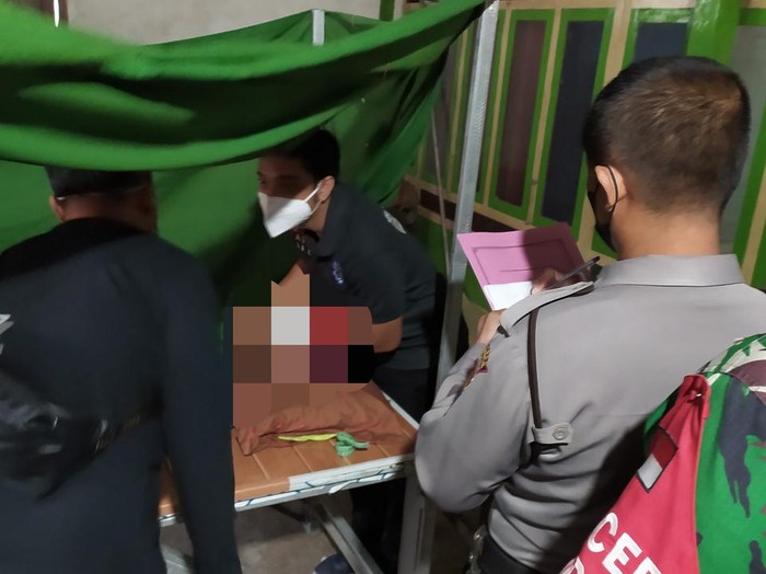 Warga Lamongan ditemukan tewas gantung diri di pohon jati. Ia ditemukan setelah semalam tak pulang.