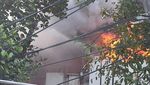 Penampakan Kobaran Api di Gardu PLN Kebon Jeruk yang Terbakar