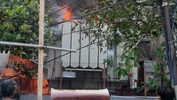 Kebakaran tersebut dilaporkan akun Twitter Damkar DKI Jakarta dan BPBD DKI Jakarta pada pukul 07.20 WIB, Kamis (7/10/2021). Kebakaran gardu PLN tersebut tepatnya di Jalan Gili Sempeng RT 15/5, Kebon Jeruk, Jakarta Barat. (Foto: Iqbal/detikcom)