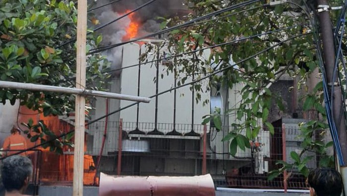 Gardu PLN di Kebon Jeruk Jakbar terbakar (Foto: Iqbal/detikcom)