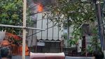 Penampakan Kobaran Api di Gardu PLN Kebon Jeruk yang Terbakar