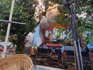 Penampakan Gardu PLN di Kebon Jeruk Terbakar
