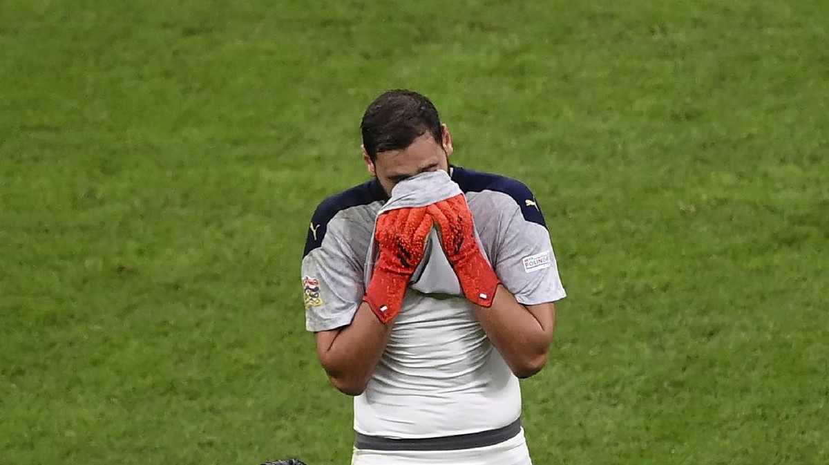 Gianluigi Donnarumma dicemooh fans saat tampil di San Siro bersama Italia. (Foto: Marco Bertorello/AP)