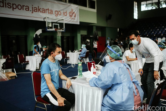 Giliran Pengungsi WNA Divaksinasi COVID-19 Sejumlah pengungsi mengantre untuk mendapatkan vaksin yang diselenggarakan di GOR Bulungan, Jakarta, Kamis (7/10/2021). Pemprov DKI Jakarta berkolaborasi dengan Kamar Dagang dan Industri Indonesia (KADIN) DKI Jakarta dan UNHCR menyelenggarakan kegiatan vaksinasi Covid-19 untuk para Warga Negara Asing (WNA) pengungsi dan pencari suaka yang berdomisili di wilayah Jakarta, Bogor, Depok, Tangerang dan Bekasi.