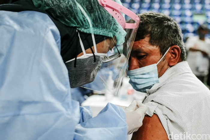 Sejumlah pengungsi mengantre untuk mendapatkan vaksin yang diselenggarakan di GOR Bulungan, Jakarta, Kamis (7/10/2021). Pemprov DKI Jakarta berkolaborasi dengan Kamar Dagang dan Industri Indonesia (KADIN) DKI Jakarta dan UNHCR menyelenggarakan kegiatan vaksinasi Covid-19 untuk para Warga Negara Asing (WNA) pengungsi dan pencari suaka yang berdomisili di wilayah Jakarta, Bogor, Depok, Tangerang dan Bekasi.