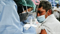 Pemprov DKI menggelar vaksinasi untuk pengungsi WNA dan pencari suaka di Jakarta.Vaksinasi berlangsung di GOR Bulungan, Jakarta, Kamis (7/10).
