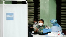 Pemprov DKI menggelar vaksinasi untuk pengungsi WNA dan pencari suaka di Jakarta.Vaksinasi berlangsung di GOR Bulungan, Jakarta, Kamis (7/10).
