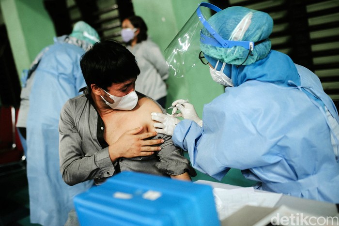 Sejumlah pengungsi mengantre untuk mendapatkan vaksin yang diselenggarakan di GOR Bulungan, Jakarta, Kamis (7/10/2021). Pemprov DKI Jakarta berkolaborasi dengan Kamar Dagang dan Industri Indonesia (KADIN) DKI Jakarta dan UNHCR menyelenggarakan kegiatan vaksinasi Covid-19 untuk para Warga Negara Asing (WNA) pengungsi dan pencari suaka yang berdomisili di wilayah Jakarta, Bogor, Depok, Tangerang dan Bekasi.