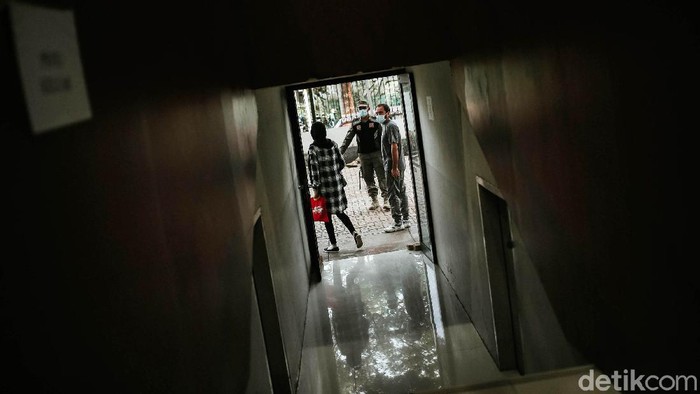 Sejumlah pengungsi mengantre untuk mendapatkan vaksin yang diselenggarakan di GOR Bulungan, Jakarta, Kamis (7/10/2021). Pemprov DKI Jakarta berkolaborasi dengan Kamar Dagang dan Industri Indonesia (KADIN) DKI Jakarta dan UNHCR menyelenggarakan kegiatan vaksinasi Covid-19 untuk para Warga Negara Asing (WNA) pengungsi dan pencari suaka yang berdomisili di wilayah Jakarta, Bogor, Depok, Tangerang dan Bekasi.