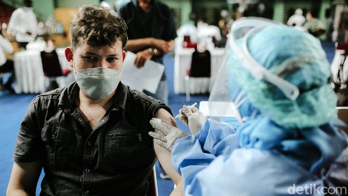 Sejumlah pengungsi mengantre untuk mendapatkan vaksin yang diselenggarakan di GOR Bulungan, Jakarta, Kamis (7/10/2021). Pemprov DKI Jakarta berkolaborasi dengan Kamar Dagang dan Industri Indonesia (KADIN) DKI Jakarta dan UNHCR menyelenggarakan kegiatan vaksinasi Covid-19 untuk para Warga Negara Asing (WNA) pengungsi dan pencari suaka yang berdomisili di wilayah Jakarta, Bogor, Depok, Tangerang dan Bekasi.