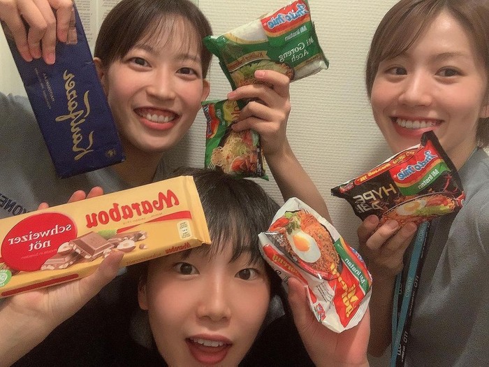 Greysia Polii Bagikan Indomie Greysia Polii Bagikan Indomie ke Atlet Bulu Tangkis Jepang