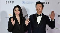 Han So Hee and Hee-Soon Park tampak tersenyum saat diabadikan oleh kamera fotografer. Foto: Getty Images/Woohae Cho