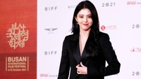 Penampilan si cantik Han So Hee saat datang ke Busan Film Festival. Foto: Getty Images/Woohae Cho