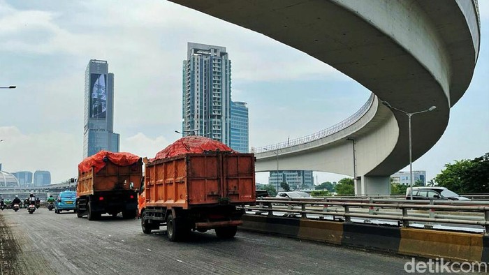 Hati-hati! Ada Perbaikan di Jalan Gatot Subroto Jakarta Jalan yang mengalami kerusakan di Jalan Gatot Subroto, Jakarta, mulai diperbaiki. Pengendara diharapkan hati-hati saat melintas di jalan tersebut.