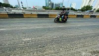 Para pengendara diharapkan berhati-hati saat melintas di jalan yang masih dalam proses perbaikan tersebut.