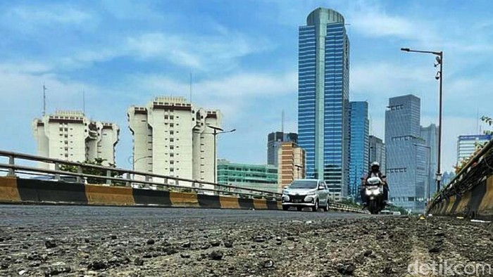 Hati-hati! Ada Perbaikan di Jalan Gatot Subroto Jakarta Jalan yang mengalami kerusakan di Jalan Gatot Subroto, Jakarta, mulai diperbaiki. Pengendara diharapkan hati-hati saat melintas di jalan tersebut.