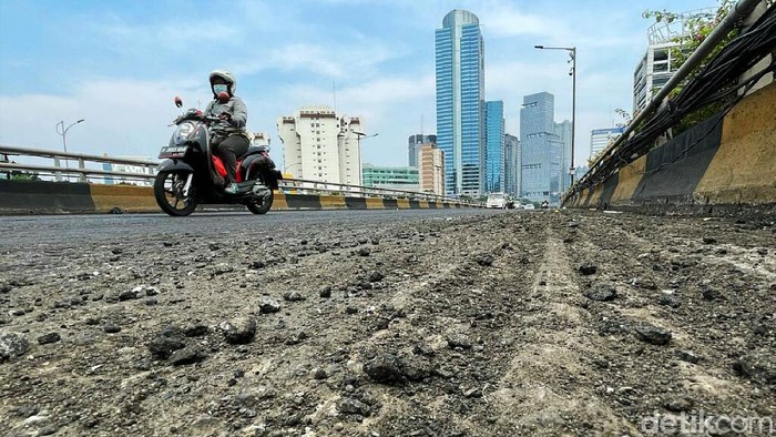 Jalan yang mengalami kerusakan di Jalan Gatot Subroto, Jakarta, mulai diperbaiki. Pengendara diharapkan hati-hati saat melintas di jalan tersebut.