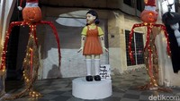 Boneka di Squid Game ini dalam permainan lampu merah, lambu hijau ini mwngucapakan Mugunghwa kochi pieotsumnida, artinya Bunga Mugunghwa telah bermekaran. Jika lampu hijau peserta bisa lari menuji garis finish, jika sudah lampu merah tetapi peserta bergerak maka akan ditembak dan mati. Kemudian jumlah orang yang mati itu akan menambah nominal untuk pemenang yang berhasil menyelesaikan permainan ke-6 terakhir. 