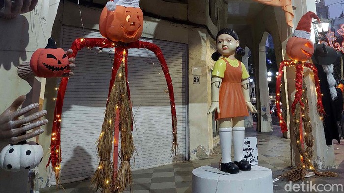 Demam serial Squid Game tak hanya dirasakan para pehobi film saja. Buktinya, boneka ikonik dari serial Netflix tersebut mejeng lho di Surabaya. Penasaran?