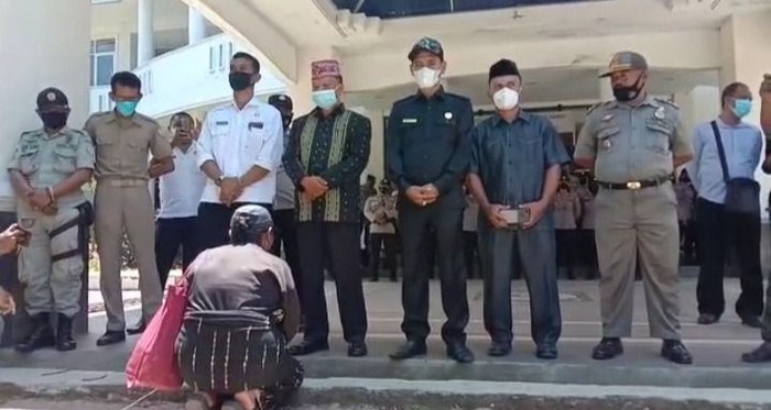 Ibu-ibu Sujud di NTT