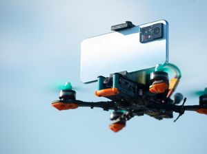 Ketika Puluhan Smartphone Terbang di Atas Aurora Yogyakarta