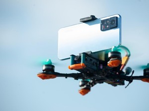Ketika Puluhan Smartphone Terbang di Atas Aurora Yogyakarta