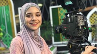 Isabelle Tramp adalah anak pertama Ayu Azhari dengan Mike Tramp. Dia mempunyai adik bernama Lennon. Di usia remajanya, Isabelle sudah berusaha istikamah memakai hijab. Foto: dok. Instagram Isabel Azhari