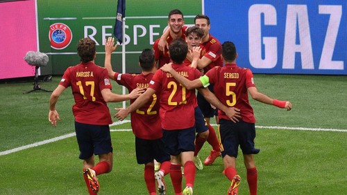 MILAN, ITALY - OCTOBER 06: Ferran Torres of Spain celebrates with team mates after scoring their sides second goal during the UEFA Nations League 2021 Semi-final match between Italy and Spain at San Siro Stadium on October 06, 2021 in Milan, Italy. (Photo by Marco Bertorello - Pool/Getty Images)