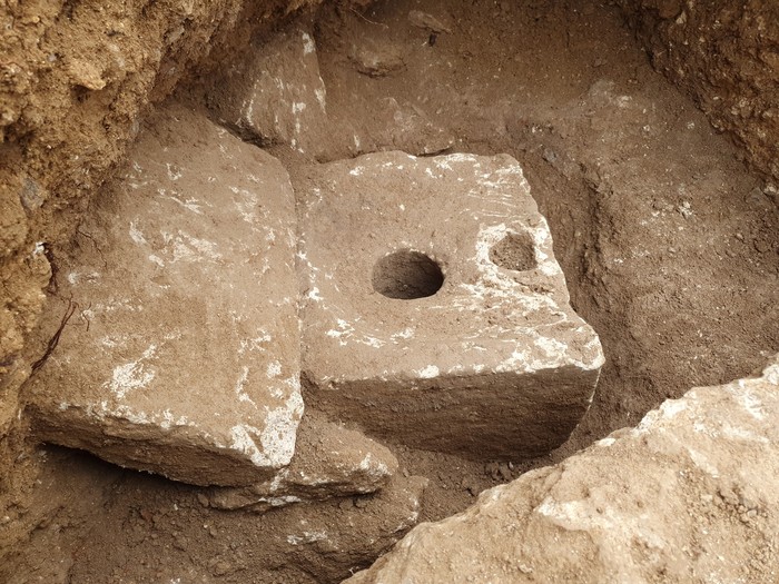 Jamban Kuno In this photo provided by Israel Antiquities Authority shows a rare ancient toilet in Jerusalem dating back more than 2,700 years Jerusalem, when private bathrooms were a luxury in the holy city, Tuesday, Oct. 5, 2021. The Israeli Antiquities Authority said on Tuesday that the smooth, carved limestone toilet was found in a rectangular cabin that was part of a sprawling mansion overlooking what is now the Old City. (Yoli Schwartz/Israel Antiquities Authority via AP)