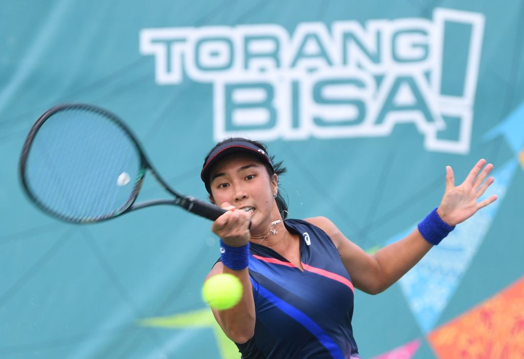 Petenis Jawa Timur Aldila Sutjiadi meluapkan kegembiraan usai mengalahkan petenis Papua Priska Madelin dalam pertandingan final tunggal puteri PON Papua di Jayapura, Papua, Kamis (7/10/2021). Jawa Timur menyapu bersih tujuh emas dalam cabang tenis. ANTARA FOTO/Akbar Nugroho Gumay/tom.
