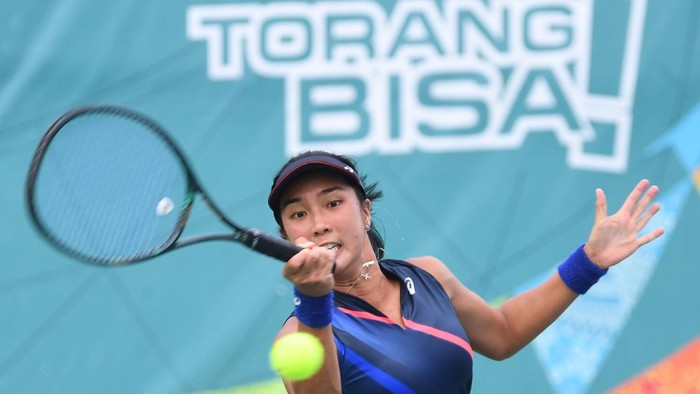 JATIM SAPU BERSIH TUJUH EMAS TENIS PON PAPUA Petenis Jawa Timur Aldila Sutjiadi meluapkan kegembiraan usai mengalahkan petenis Papua Priska Madelin dalam pertandingan final tunggal puteri PON Papua di Jayapura, Papua, Kamis (7/10/2021). Jawa Timur menyapu bersih tujuh emas dalam cabang tenis. ANTARA FOTO/Akbar Nugroho Gumay/tom.