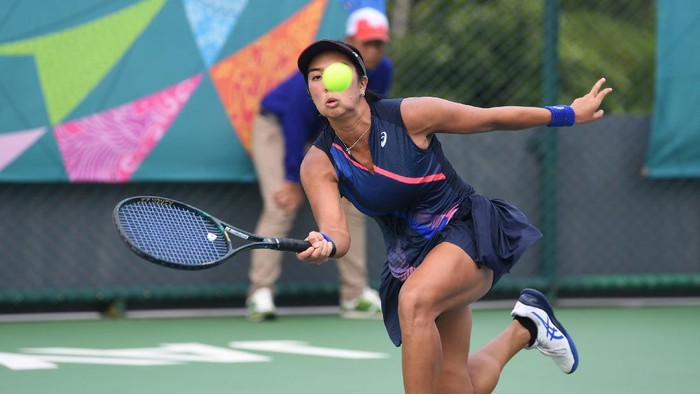 JATIM SAPU BERSIH TUJUH EMAS TENIS PON PAPUA Petenis Jawa Timur Aldila Sutjiadi meluapkan kegembiraan usai mengalahkan petenis Papua Priska Madelin dalam pertandingan final tunggal puteri PON Papua di Jayapura, Papua, Kamis (7/10/2021). Jawa Timur menyapu bersih tujuh emas dalam cabang tenis. ANTARA FOTO/Akbar Nugroho Gumay/tom.