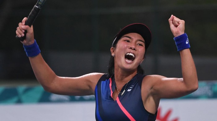 JATIM SAPU BERSIH TUJUH EMAS TENIS PON PAPUA Petenis Jawa Timur Aldila Sutjiadi meluapkan kegembiraan usai mengalahkan petenis Papua Priska Madelin dalam pertandingan final tunggal puteri PON Papua di Jayapura, Papua, Kamis (7/10/2021). Jawa Timur menyapu bersih tujuh emas dalam cabang tenis. ANTARA FOTO/Akbar Nugroho Gumay/tom.