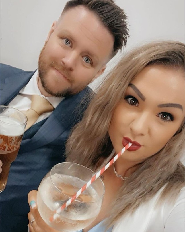 Jenni dan Richard bisa punya cucu di usia muda karena mereka punya anak di usia remaja yakni 16 tahun. Dan anak mereka, Charmaine, juga hamil di usia yang sama. Foto: Instagram Jenni Medlam