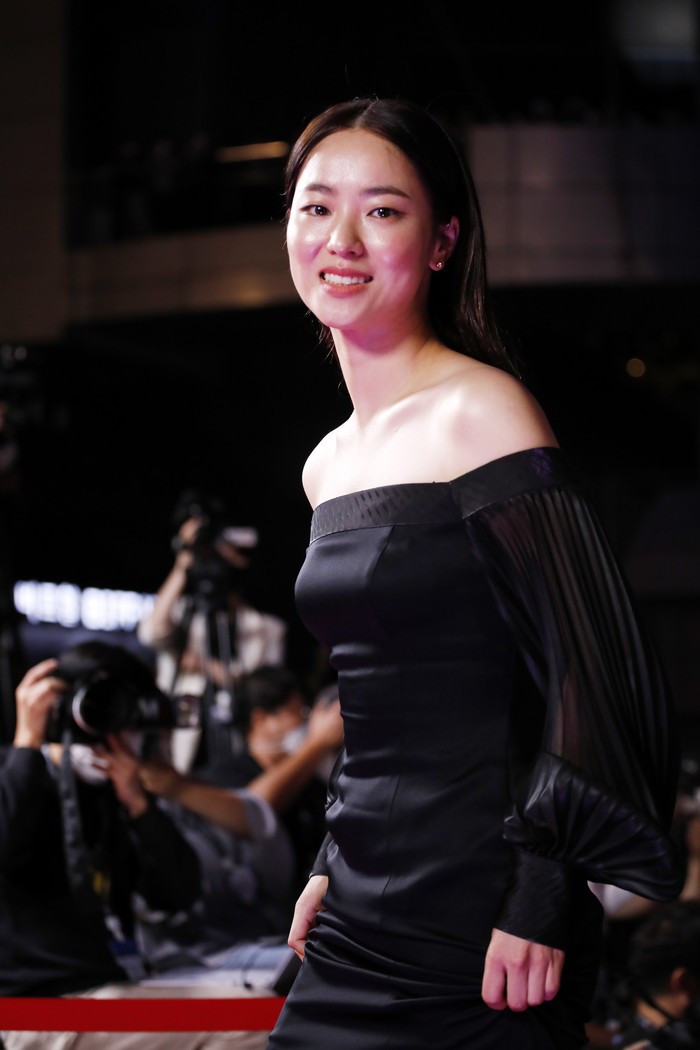 Jeon Yeo Bin di karpet merah pembukaan 26th Busan International Film Festival di Busan Cinema Center, Busan, Korea Selatan, 6 Oktober 2021.