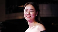 Di karpet merah BIFF 2021, Jeon Yeo Bin memilih mengenakan gaun dengan bahu terbuka. (Foto: Getty Images/Woohae Cho) 