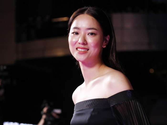 Jeon Yeo Bin di karpet merah pembukaan 26th Busan International Film Festival di Busan Cinema Center, Busan, Korea Selatan, 6 Oktober 2021.