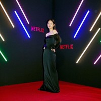 Perhelatan Busan International Film Festival dimulai pada Rabu (6/10/2021) malam. Acara itu dipandu oleh Song Joong Ki dan Park So Dam. Jeon Yeo Bin hadir mengenakan gaun panjang yang memperlihatkan bahunya. Bintang film Night in Paradise itu pun mampir ke booth Netflix. Foto: dok. Instagram netflixkr