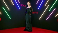 Gaya Jeon Yeo Bin di karpet merah. (Foto: dok. Instagram @netflixkr) 