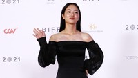 Jeon Yeo Bin terlihat anggun dengan gaun panjang berwarna hitam. (Foto: Getty Images/Woohae Cho) 