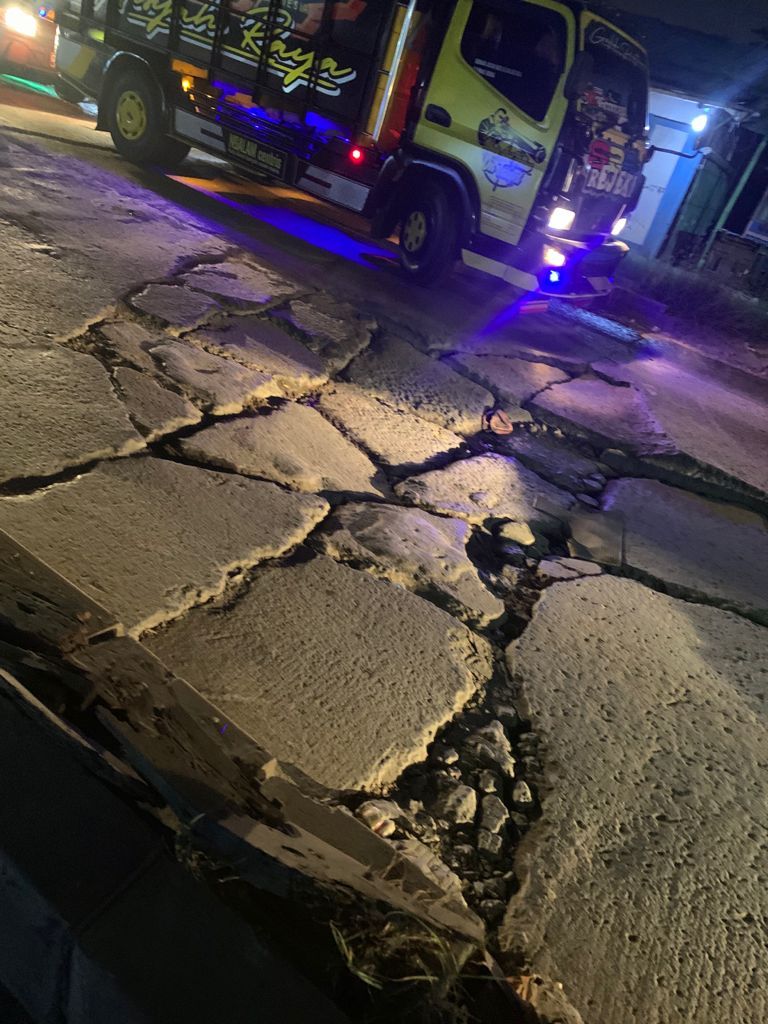 Jl Raya Dadap di Kabupaten Tangerang rusak parah. (Kaleb Siahaan/warga pengirim info ke PasangMata detikcom)
