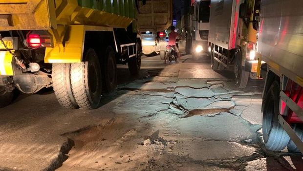 Jl Raya Dadap di Kabupaten Tangerang rusak parah. (Kaleb Siahaan/warga pengirim info ke PasangMata detikcom)
