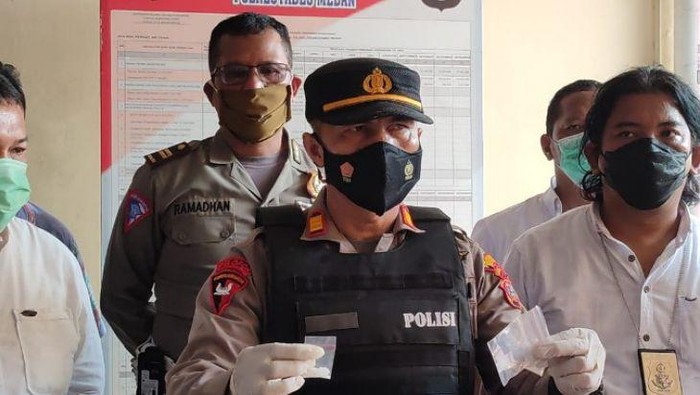 Kapolsek Percut Sei Tuan AKP Jan Piter Napitupulu (tengah)-(ANTARA/Nur Aprilliana Br Sitorus)