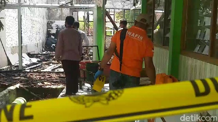 Polisi melakukan olah TKP kebakaran yang meludeskan tiga ruangan di Madrasah Aliyah Negeri (MAN) Kota Pasuruan. Polisi menyebut, kebakaran terjadi karena korsleting listrik.
