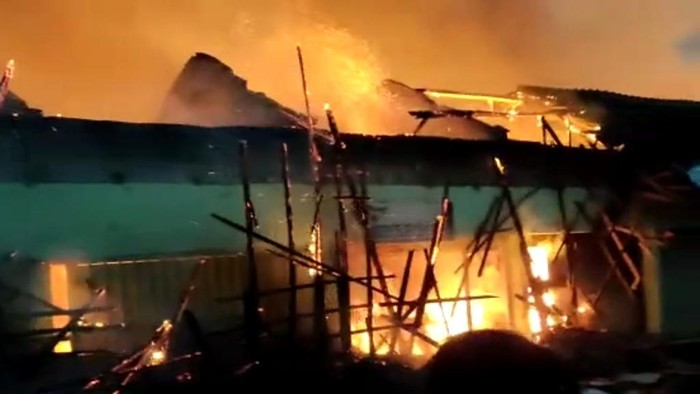 Kebakaran terjadi di Pasar Nguling, Kabupaten Pasuruan. Kobaran api melalap ratusan kios hingga ludes terbakar.