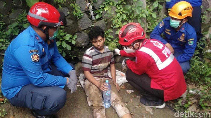 Warga Jalan Majapahit, Kecamatan Klojen, Kota Malang dikejutkan aksi seorang pria sembunyi di pinggir Sungai Brantas. Tepatnya di sekitar Jembatan Splendid.