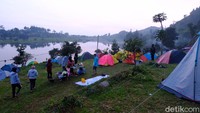 Tapi jangan kaget. Di lokasi ini sinyal Hp tidak ada sama sekali. Sehingga bagi yang berkemah, lebih bisa mengakrabkan diri karena tidak disibukkan bersosial media, tapi bersosial sesama yang kemah. Jadi tempat ini menjadi tempat yang sangat tepat ‘melarikan’ diir sejenak dari keriuhan medsos atau pekerjaan. (Andi Saputra/detikTravel)