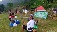 Bagi yang tidak membawa tenda, pengelola setempat menyewakan tenda dengan tarif Rp 150 ribu/malam dengan tergantung besaran tenda. Di lokasi juga ada kolam renang dan tempat MCK. Di kawasan ini juga ada warung yang buka 24 jam sehingga tidak perlu khawatir untuk urusan perut. (Andi Saputra/detikTravel)